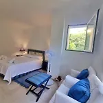 Beachfront 2 Bd & Private Garden Μαρμπέλλα