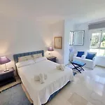 Beachfront 2 Bd & Private Garden Διαμέρισμα *
