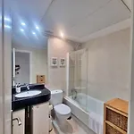 Beachfront 2 Bd & Private Garden * Μαρμπέλλα