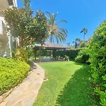 Beachfront 2 Bd & Private Garden Διαμέρισμα *