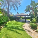 Διαμέρισμα Beachfront 2 Bd & Private Garden *
