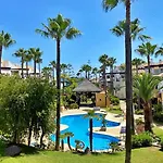 Beachfront 2 Bd & Private Garden * Μαρμπέλλα
