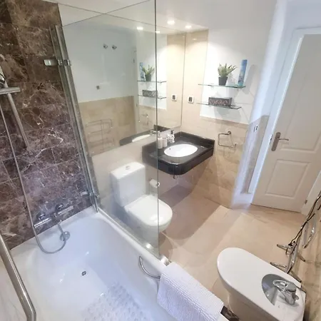 Beachfront 2 Bd & Private Garden Apartmán Marbella