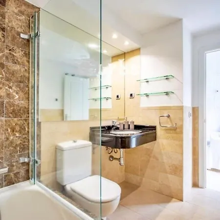 Beachfront 2 Bd & Private Garden Lejlighed Marbella