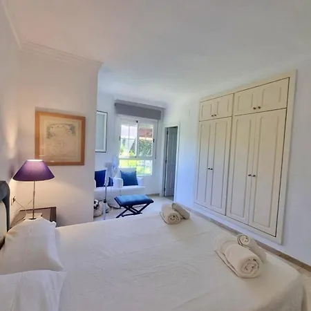 Beachfront 2 Bd & Private Garden *
