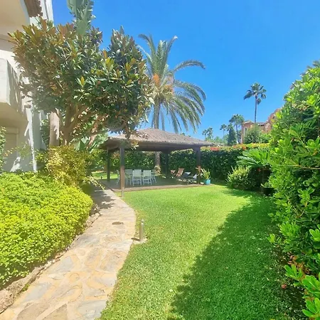 Beachfront 2 Bd & Private Garden Apartmán *