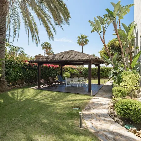 Beachfront 2 Bd & Private Garden Marbella
