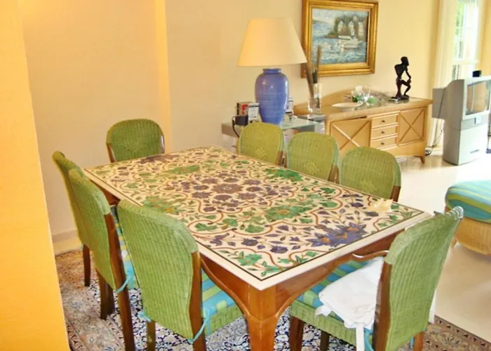 Beachfront 2 Bd & Private Garden * Marbella