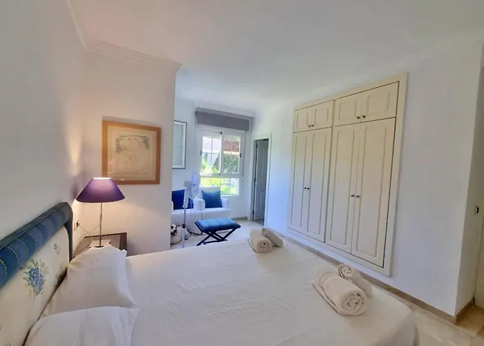 Beachfront 2 Bd & Private Garden *